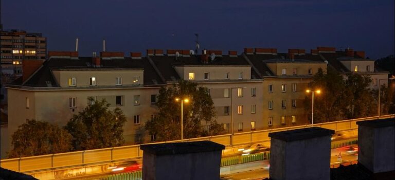 Wien, Geiereckstraße, Wohnhäuser an der Südosttangente,